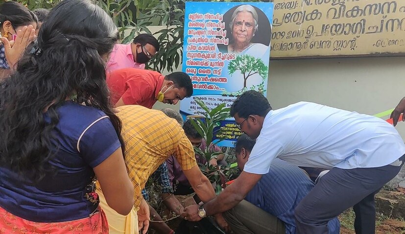  പിന്നീട് സ്പെഷ്യൽ സമ്മാനത്തിനുള്ള ഭാഗ്യവാനെ കണ്ടെത്താൻ നറുക്കെടുപ്പ്. പുതുവത്സര സമ്മാനമായി എല്ലാവർക്കും എൻ 95 മാസ്കും ആശംസാ കാർഡുകളും വിതരണം ചെയ്തിരുന്നു.