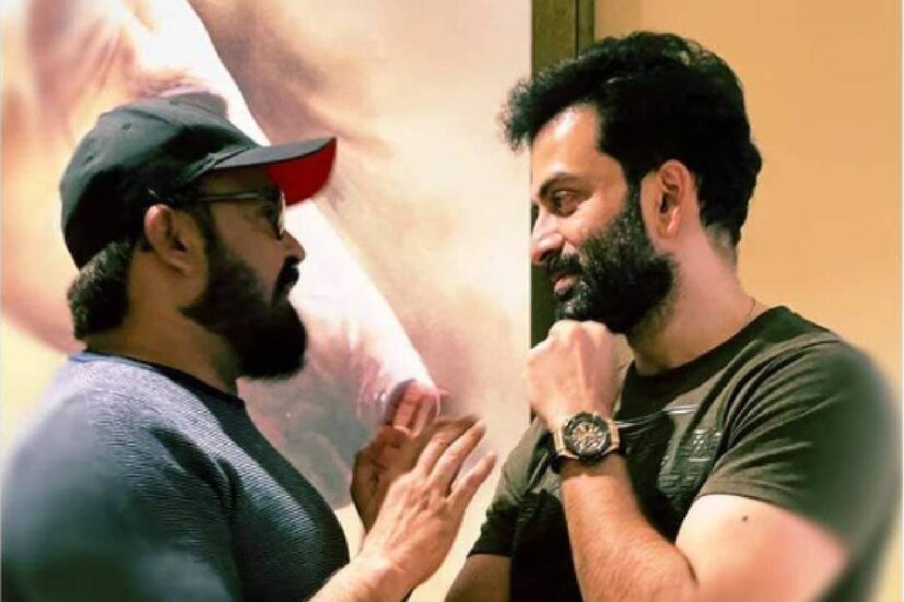  പ്രേക്ഷകരുടെ മനസ്സ് മനസ്സിലാക്കി, അവർ നൽകിയ സ്വീകാര്യത തിരിച്ചറിഞ്ഞ് ലൂസിഫറിന് രണ്ടാം ഭാഗം  എൽ 2 എമ്പുരാൻ പ്രഖ്യാപിച്ചു. ഒരുപക്ഷെ കഴിഞ്ഞ വർഷം തന്നെ തുടക്കം കുറിക്കാൻ കഴിഞ്ഞേക്കുമായിരുന്ന ചിത്രം കോവിഡ് പ്രതിസന്ധിയിൽ മുന്നോട്ടു കൊണ്ടുപോകാൻ കഴിയാത്ത സ്ഥിതിയിലെത്തി. പക്ഷെ ഇപ്പോൾ പുറത്തു വന്നിരിക്കുന്ന മോഹൻലാൽ-പൃഥ്വിരാജ് ചിത്രങ്ങൾ പ്രേക്ഷകർ കാത്തിരുന്ന ആ വാർത്തയുമായാണ് വരുന്നത്