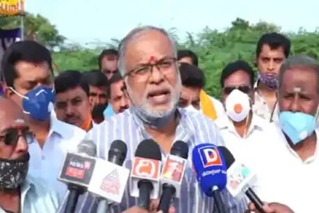 വിദ്യാർഥികളെ കയറ്റാതെ പോയ KSRTC ബസ് പിന്തുടർന്ന് തടഞ്ഞ് കർണാടക വിദ്യാഭ്യാസ മന്ത്രി വിദ്യാർഥികളെ കയറ്റാതെ പോയ KSRTC ബസ് പിന്തുടർന്ന് തടഞ്ഞ് കർണാടക വിദ്യാഭ്യാസ മന്ത്രി