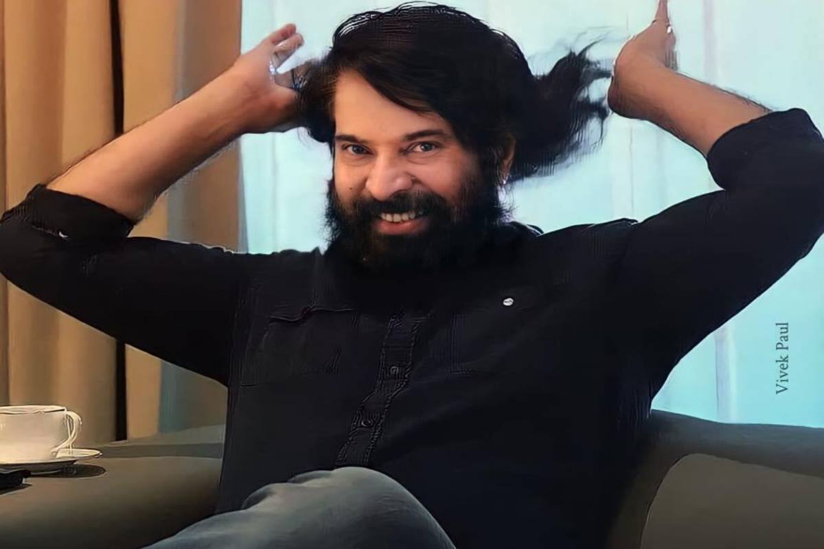 കറുത്ത ഷര്ട്ട് ധരിച്ച് നീണ്ടമുടിയും താടിയുമായുള്ള താരത്തിന്റെ പുതിയ ലുക്കാണ് ഇപ്പോള് ആരാധകര്ക്കിടയില് ചര്ച്ചയായിരിക്കുന്നത്. കറുത്ത ഷര്ട്ട് ധരിച്ച് നീണ്ടമുടിയും താടിയുമായുള്ള താരത്തിന്റെ പുതിയ ലുക്കാണ് ഇപ്പോള് ആരാധകര്ക്കിടയില് ചര്ച്ചയായിരിക്കുന്നത്.