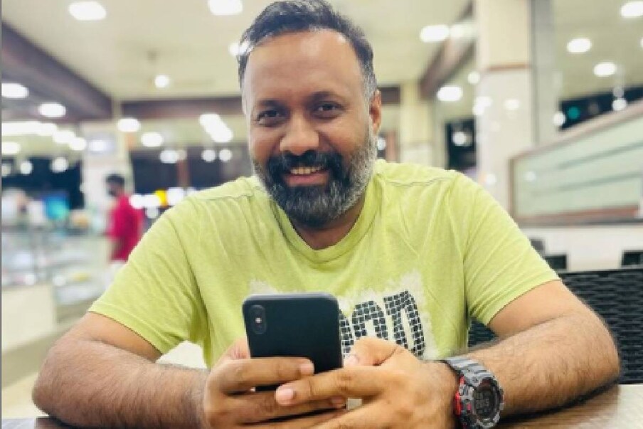  മൊത്തം 379 മാർക്ക് നേടിയിട്ടുണ്ട് ഒമർ. ഫിസിക്സിനാണ് ഏറ്റവും ഉയർന്ന മാർക്ക്, 42. ഫസ്റ്റ് ക്ലാസ് കിട്ടിയിട്ടുമുണ്ട്. ഇനി മാർക്ക് കുറഞ്ഞ വിഷയമാണോ? അതുമല്ല. സംഭവം പാസ് ആയ വർഷമാണ്, 2000