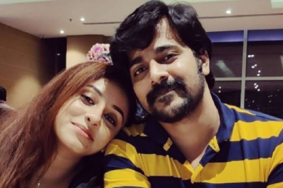  ചില ദിവസങ്ങളിൽ പേളി എഴുന്നേൽക്കാൻ വൈകിയാൽ അകത്തു നിന്നും അലാം വയ്ക്കാൻ ഒരാളുണ്ടാവും. വിശന്നാൽ വയറിനകത്തു നിന്നും അനക്കം അറിയാം. ആദ്യ മൂന്നു മാസങ്ങൾ ബുദ്ധിമുട്ട് അനുഭവിച്ചെങ്കിൽ അവസാന മാസങ്ങൾ താൻ ആസ്വദിക്കുന്നു എന്നും പേളി. കുഞ്ഞിന്റെ കൂടുതൽ വിശേഷങ്ങൾ ഇനിപ്പറയുന്നു