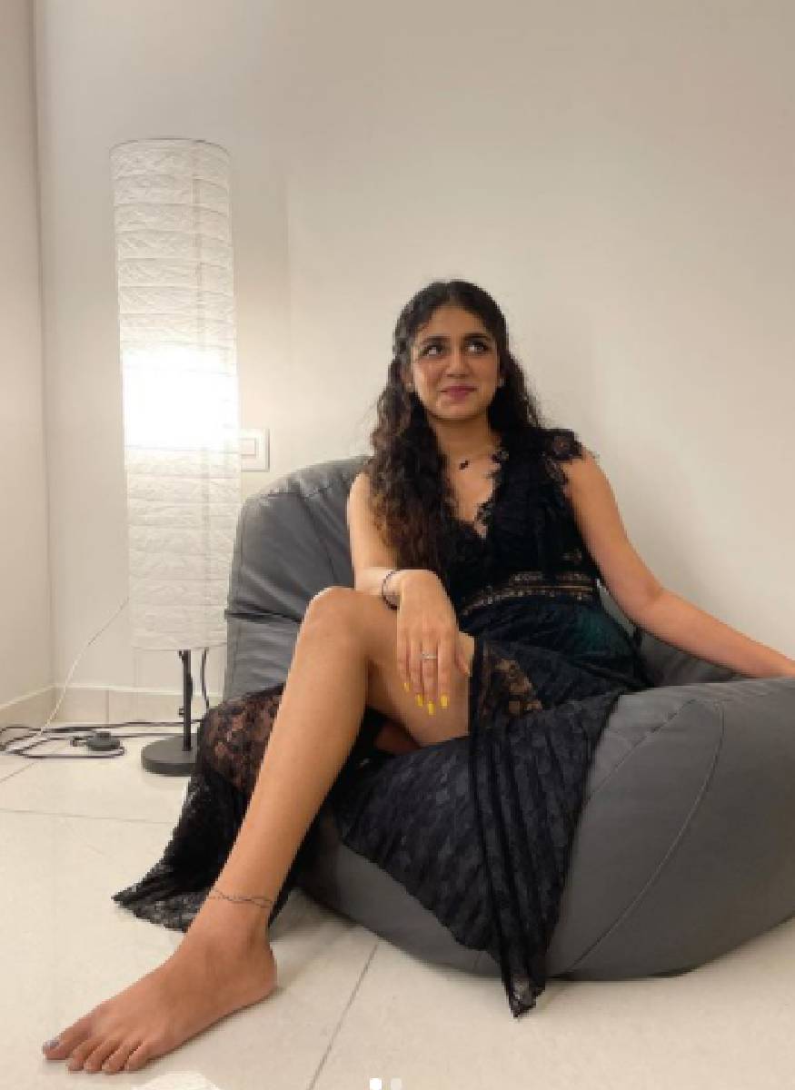  പുറത്തിറങ്ങുന്നതിന് മുമ്പ് തന്നെ വിവാദത്തിലായ ചിത്രമാണ് ശ്രീദേവി ബംഗ്ലാവ്. അന്തരിച്ച ബോളിവുഡ് താരം ശ്രീദേവിയുടെ കഥയാണിതെന്നാണ് അഭ്യൂഹങ്ങൾ പരന്നു. ശ്രീദേവി എന്നതാണ് ചിത്രത്തിലെ പ്രിയയുടെ കഥാപാത്രത്തിന്റെ പേരും