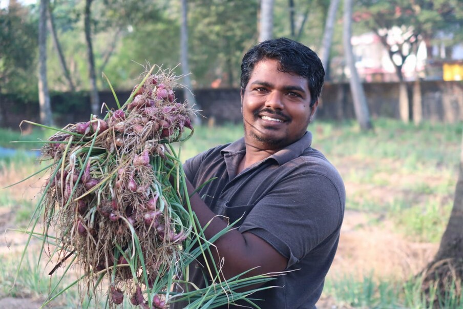 കർഷകരെയും വീട്ടമ്മമാരെയും ആകർഷിക്കുക എന്നതാണ് ലക്ഷ്യം. ആർക്കും സുജിത്തിൻ്റെ പാടത്തെത്താം. കൃഷി പഠിക്കുകയും ഉള്ളിവിളവെടുക്കുകയും സന്തോഷസൂചകമായി അവ സ്വന്തമായി കൊണ്ടു പോകുകയും ചെയ്യാം.. സുജിത്തിനെ മാതൃകയായാക്കി നിരവധിപ്പേരാണ് ഉള്ളി കൃഷിയിലേക്ക് ഇറങ്ങിയത്.