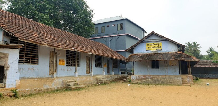  വർഷങ്ങളായി വാടക കെട്ടിടത്തിൽ കഴിയുന്ന സ്കൂളിനായി പുതിയ സ്ഥലം പഞ്ചായത്ത് കണ്ടെത്തിയിട്ടുണ്ട് എന്നാണ് അധികൃതർ പറയുന്നത്. എന്നാൽ നടപടി ക്രമങ്ങൾ വൈകുന്നതാണ് പ്രതിസന്ധിയ്ക്ക് കാരണമായത്. മന്ത്രിയുടെ പ്രഖ്യാപനത്തോടെ സ്കൂളിന് ശാപമോക്ഷമാവും എന്ന ആശ്വാസമാണുള്ളത്.
