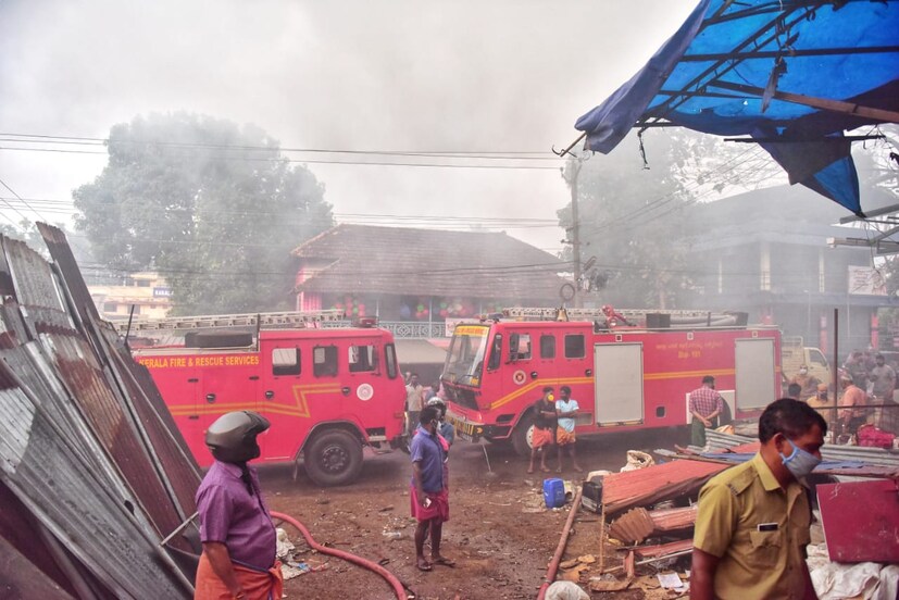  അഗ്നിശമന സേനാ അംഗങ്ങളും നാട്ടുകാരും രക്ഷാപ്രവർത്തനത്തിന് ശേഷം