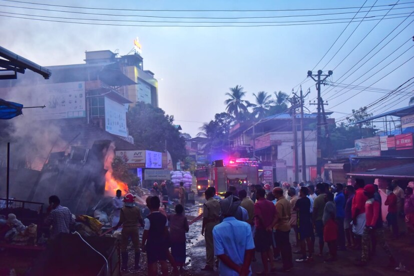  സ്ഥലത്ത് തടിച്ചു കൂടിയ നാട്ടുകാർ