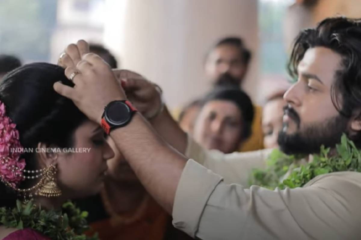  നേരത്തെ ഭാവി വധുവിന്റ ബാല്യകാല ചിത്രം പങ്കുവച്ചപ്പോൾ തന്നെ നിരവധി പേർ പെൺകുട്ടിയുടെ ഇപ്പോഴത്തെ ചിത്രം ഷെയർ ചെയ്യണമെന്ന് ആവശ്യപ്പെട്ടിരുന്നു. ആരാധകരുടെ അഭ്യർഥന കൂടി മാനിച്ചാണ് പ്രബിൻ സ്വാതിയുടെ ചിത്രം പിന്നീട് പോസ്റ്റ് ചെയ്തത്.