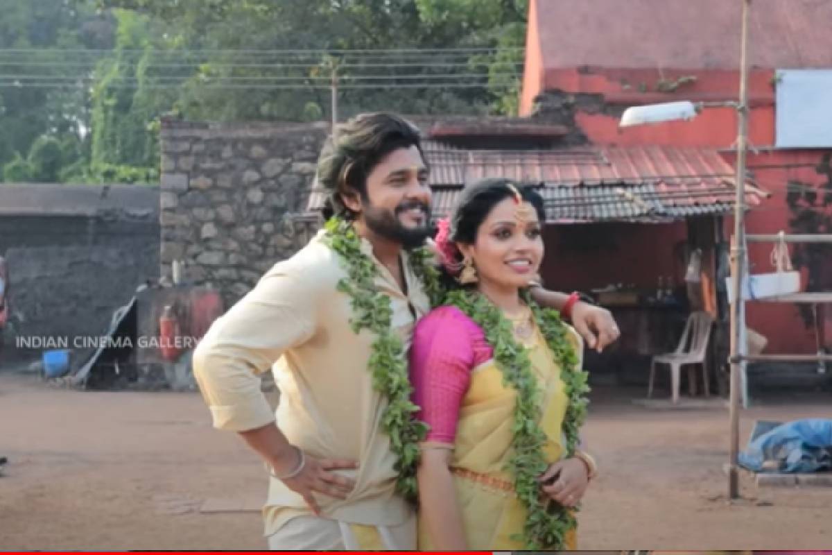  പ്രബിനും സ്വാതിയും വിവാഹത്തിനുശേഷം ഫോട്ടോയ്ക്ക് പോസ് ചെയ്തപ്പോൾ