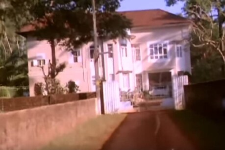 സുധിയുടെ കൈപിടിച്ച മീനുക്കുട്ടിയുടെ വീട്; അഞ്ഞൂറാനെ വെല്ലുവിളിച്ച ആനപ്പാറ അച്ചമ്മയുടെ തറവാട് സുധിയുടെ കൈപിടിച്ച മീനുക്കുട്ടിയുടെ വീട്; അഞ്ഞൂറാനെ വെല്ലുവിളിച്ച ആനപ്പാറ അച്ചമ്മയുടെ തറവാട്