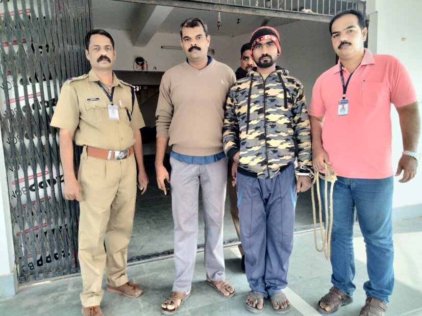  സംഘത്തിലെ മറ്റ് മൂന്നുപേരെ സംബന്ധിച്ച് പൊലീസിന് വ്യക്തമായ വിവരം ലഭിച്ചിട്ടുണ്ട്. ഉത്തർപ്രദേശ്, ജാർഖണ്ഡ്, പശ്ചിമബംഗാൾ എന്നീ സംസ്ഥാനങ്ങളിൽനിന്നുള്ള പ്രതികളാണ് ഇനി പിടിയിലാകാനുള്ളത്. ഈ സംസ്ഥാനങ്ങളിൽ നേരിട്ടെത്തി പൊലീസ് അന്വേഷണം നടത്തുകയും ചെയ്തിട്ടുണ്ട്. അതുകൊണ്ടുതന്നെ പ്രതികൾ അധികം വൈകാതെ പിടിയിലാകുന്ന കരുതുന്നതായി കണ്ണൂർ ഡിവൈ എസ് പി പി പി സദാനന്ദൻ പറഞ്ഞു.