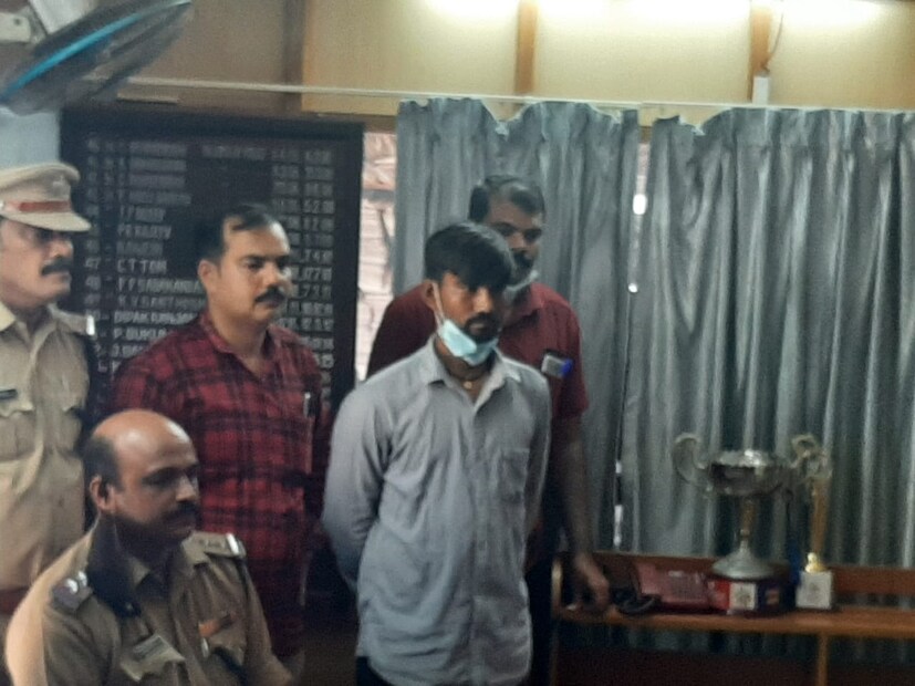  സ്റ്റേറ്റ് ബാങ്ക് ഓഫ് ഇന്ത്യ മാനേജർ എന്നത് പരിചയപ്പെടുത്തിയാണ് പ്രതി അധ്യാപികയെ വിളിച്ചത്. ഭംഗിയായി ഇംഗ്ലീഷ് സംസാരിക്കുന്നതിനാൽ അധ്യാപിക വിശ്വസിക്കുകയും ചെയ്തു. തുടർന്ന് പ്രതി തന്ത്രത്തിൽ ബാങ്ക് യൂസർ ഐ ഡിയും പാസ്‌വേർഡും കൈക്കലാക്കുകയായിരുന്നു. കണ്ണൂർ പോലീസ് മാസങ്ങളോളം നീണ്ട തിരച്ചിലിനൊടുവിലാണ് പ്രതിയെ പിടികൂടിയത്. നാലു പേർ ചേർന്നാണ് അധ്യാപികയിൽ നിന്നും പണം തട്ടിയെടുത്തത്.
