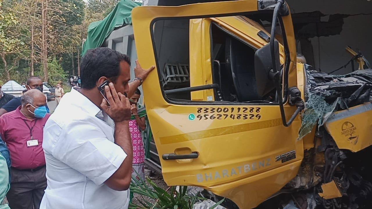 മേലുകാവ് കാഞ്ഞിരം കവലയ്ക്ക് സമീപമാണ് സംഭവം നടന്നത്. കരിങ്കല്ല് കയറ്റി വന്ന ടോറസ് ലോറി നിയന്ത്രണം വിട്ട് വീട്ടിലേക്ക് ഇടിച്ചു കയറുകയായിരുന്നു. മേലുകാവ് കാഞ്ഞിരം കവലയ്ക്ക് സമീപമാണ് സംഭവം നടന്നത്. കരിങ്കല്ല് കയറ്റി വന്ന ടോറസ് ലോറി നിയന്ത്രണം വിട്ട് വീട്ടിലേക്ക് ഇടിച്ചു കയറുകയായിരുന്നു.