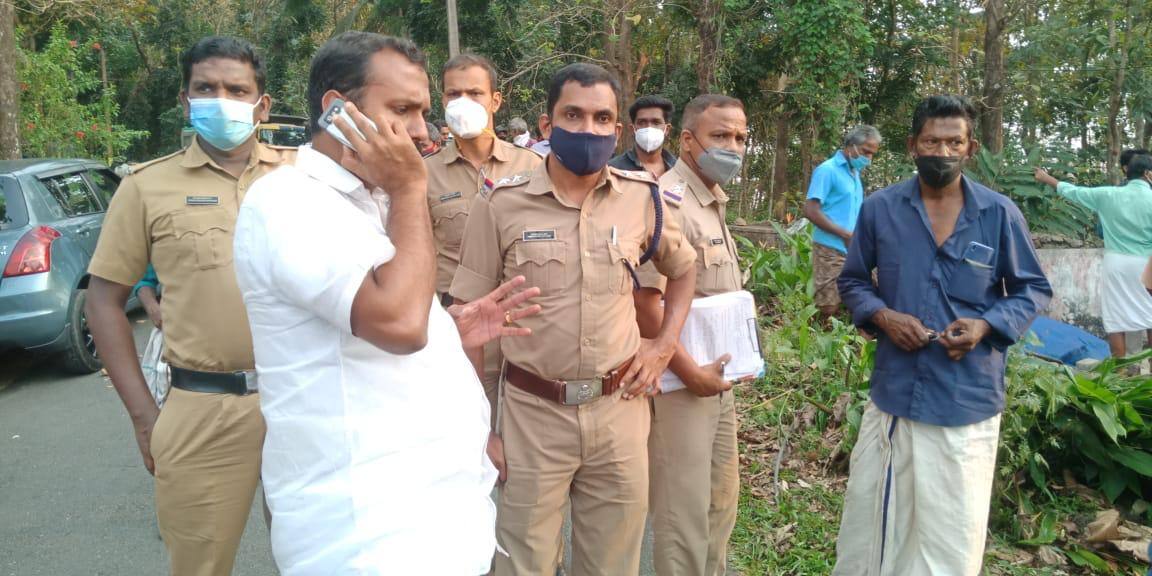 കൊച്ചോലിമാക്കൽ മേഴ്സി ജെയിംസിന്റെ വീട്ടിലേക്കാണ് ടോറസ് ലോറി ഇടിച്ചു കയറിയത്. അപകടത്തിൽ വീട് തകർന്നെങ്കിലും വീട്ടുകാർ അദ്ഭുതകരമായി രക്ഷപ്പെട്ടു. കൊച്ചോലിമാക്കൽ മേഴ്സി ജെയിംസിന്റെ വീട്ടിലേക്കാണ് ടോറസ് ലോറി ഇടിച്ചു കയറിയത്. അപകടത്തിൽ വീട് തകർന്നെങ്കിലും വീട്ടുകാർ അദ്ഭുതകരമായി രക്ഷപ്പെട്ടു.