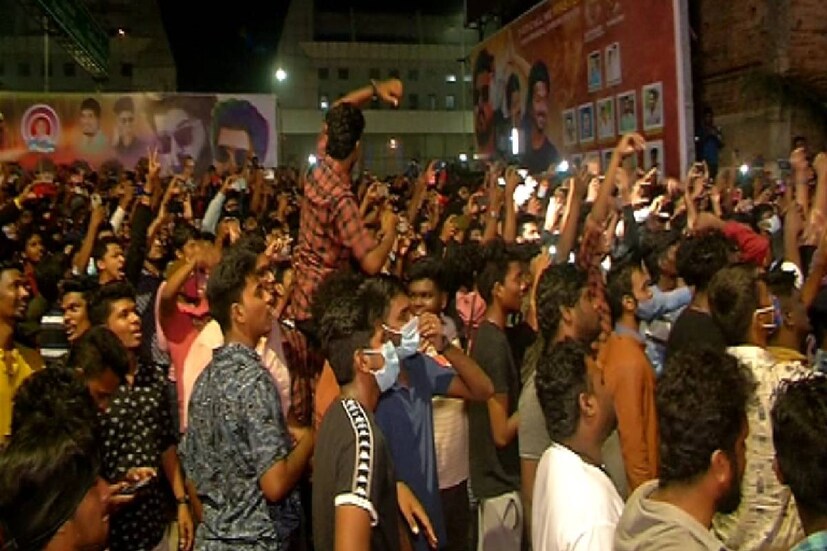  ചെന്നൈ: നീണ്ട കാത്തിരിപ്പിനുശേഷം വിജയ് ചിത്രം മാസ്റ്റർ തിയറ്ററുകളിലെത്തി. തമിഴ്നാട്ടിൽ പുലർച്ചെ നാലുമണിയോടെ തന്നെ ആദ്യ ഷോ ആരംഭിച്ചു. ഇന്നലെ രാത്രി മുതൽ തിയറ്ററുകൾക്ക് മുന്നിൽ ഉറങ്ങാതെ കാത്തുനിൽക്കുകയായിരുന്നു. കോവിഡ് നിയന്ത്രണങ്ങൾക്കിടയിലും ആഘോഷങ്ങൾക്ക് കുറവുണ്ടായില്ല.