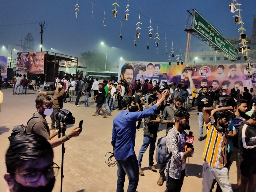  എല്ലാ തിയറ്ററിലും അമ്പതുശതമാനം കാണികളെ മാത്രമാകും പ്രവേശിപ്പിക്കുക. ഇതിനായി ഒന്നിടവിട്ട സീറ്റുകളിൽ ഇരിക്കുംവിധം ക്രമീകരണങ്ങൾ ചെയ്തിട്ടുണ്ട്. ജീവനക്കാർക്കും കാണികൾക്കും ഗ്ലൗസും സാനിറ്റൈസറും നൽകാനും സജ്ജീകരണമായി.
