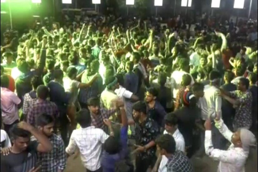  ജനങ്ങൾ തിയേറ്ററിലേക്കു എത്രയെത്തുമെന്ന കാര്യത്തിൽ വ്യക്തമായ ചിത്രമായിട്ടില്ല. മലയാള ചിത്രങ്ങൾ കൂടുതലായി എത്തുമ്പോഴായിരിക്കും കാണികളുടെ യഥാർഥനിലപാട് വ്യക്തമാകുകയെന്ന് തിയേറ്റർ ഉടമകൾ പറയുന്നു. മുഖ്യമന്ത്രി തന്ന ഉറപ്പുകളിൽ വിശ്വസിച്ചാണ് തിയേറ്ററുകൾ തുറക്കുന്നതെന്നും ഉടമകൾ പറയുന്നു.
