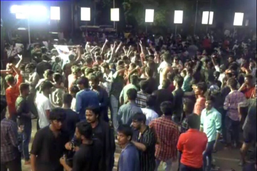  തിരുനെൽവേലി, കോയമ്പത്തൂർ, സേലം ഉൾപ്പെടെയുള്ള സ്ഥലങ്ങളിൽ ആരാധകർ രാത്രി മുതൽ തിയറ്ററുകളിലേക്ക് ഒഴുകിയെത്തി. കോയമ്പത്തൂരിൽ ആരാധകർ കേക്ക് മുറിച്ച് ആഘോഷത്തിൽ പങ്കുചേർന്നു. കോവിഡ് നിയന്ത്രണങ്ങൾ കാരണം ആഘോഷങ്ങൾക്ക് വിലക്കേർപ്പെടുത്തിയിരുന്നു.