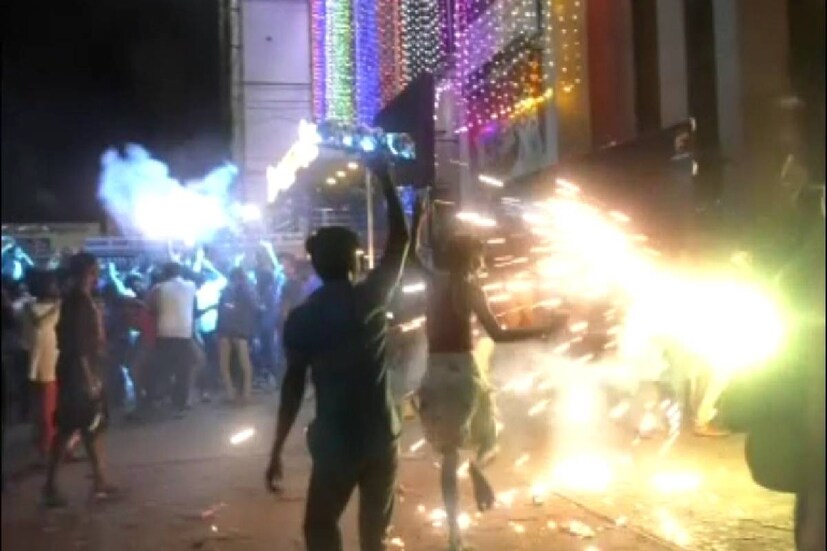  റിലീസ് ചെയ്ത് മൂന്നാം ദിവസം നൂറ് കോടി ക്ലബ്ബിൽ ഇടം നേടി മാസ്റ്റർ ചരിത്രം കുറിച്ചിരുന്നു. ഇന്ത്യയിൽ മാത്രമല്ല, യുഎഇയിലും മാസ്റ്ററിന് മികച്ച സ്വീകരണമാണ് ലഭിച്ചത്. ഹോളിവുഡ് ചിത്രങ്ങളായ ടെനെറ്റ്, വണ്ടർ വുമൺ 1984 എന്നിവയുടെ കളക്ഷൻ മൂന്ന് ദിവസത്തിനുള്ളിൽ മാസ്റ്റർ ഭേദിച്ചിരുന്നു.