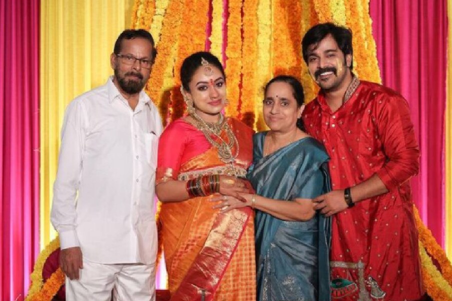  പേളിയുടെ വളകാപ്പ് ചടങ്ങിൽ ശ്രീനിഷും കുടുംബവും