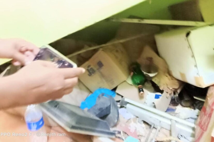  രാത്രി ഓഫീസിനുള്ളിൽ മദ്യപാനം നടന്നുവെന്നാണ് ബിജെപി ആരോപണം. എന്നാൽ കഴിഞ്ഞ ദിവസം വൈകിട്ട് നാലേകാലോടെ ഓഫീസിൽ നിന്നു മടങ്ങിയെന്ന് പ്രസിഡന്റ് ബിനു മംഗലത്ത് പറഞ്ഞു.