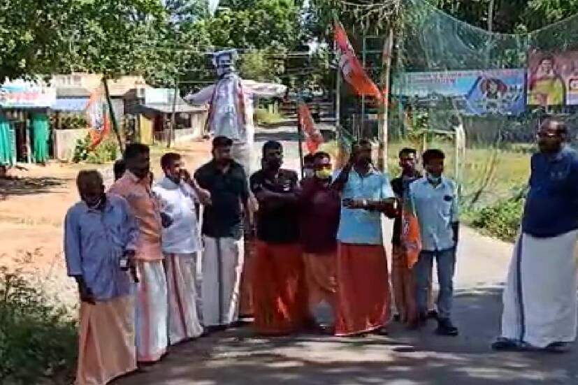  പഞ്ചായത്ത് ഓഫീസിലെ സുപ്രധാന രേഖകൾ അടങ്ങുന്ന സെർവർ റൂം ഉൾപ്പടെ തുറന്ന് കിടന്നുവെന്നത് ഗുരുതര സംഭവമാണെന്നും പ്രതിഷേധവുമായെത്തിയവർ ചൂണ്ടിക്കാട്ടി. സ്ഥലത്ത് പൊലിസെത്തി പരിശോധന നടത്തി. സംഭവത്തിൽ ശക്തമായ അന്വേഷണം വേണമെന്നാണ് ബിജെപി ആവശ്യം.