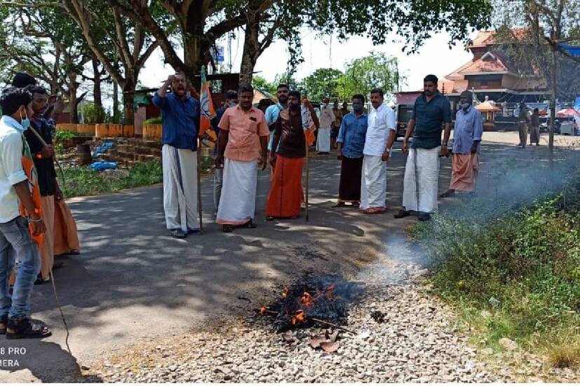  പ്രഭാതസവാരിക്കിറങ്ങിയവരാണ് പഞ്ചായത്ത് ഓഫീസ് തുറന്നു കിടക്കുന്നത് ആദ്യം കണ്ടത്. പ്രസിഡന്റിന്റെ മുറിയടക്കം തുറന്ന നിലയിലായിരുന്നു. ഫയലുകളുള്ള മുറികളും തുറന്നു തന്നെ ആയിരുന്നു.
