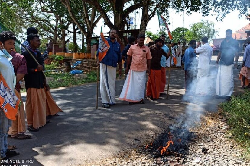  മലനട ക്ഷേത്ര യോഗവുമായി ബന്ധപ്പെട്ട തർക്കത്തെ തുടർന്ന് കഴിഞ്ഞ ദിവസം ബിജെപി പ്രവർത്തകർ പഞ്ചായത്ത് പ്രസിഡന്റിന്റെ കോലം കത്തിച്ചിരുന്നു.