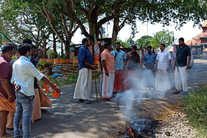  തദ്ദേശ തെരഞ്ഞെടുപ്പ് മുതൽ വിവാദങ്ങൾ നിറഞ്ഞ പഞ്ചായത്താണ് പോരുവഴി. ഇവിടെ ഇടതു വലതു മുന്നണികളും ബിജെപിയും 5 സീറ്റുകൾ വീതം നേടി. എസ്ഡിപിഐക്ക് 3 സീറ്റുകളും ലഭിച്ചു. ഒടുവിൽ എസ്ഡിപിഐ പിന്തുണയോടെ യുഡിഎഫ് അധികാരത്തിലെത്തി.