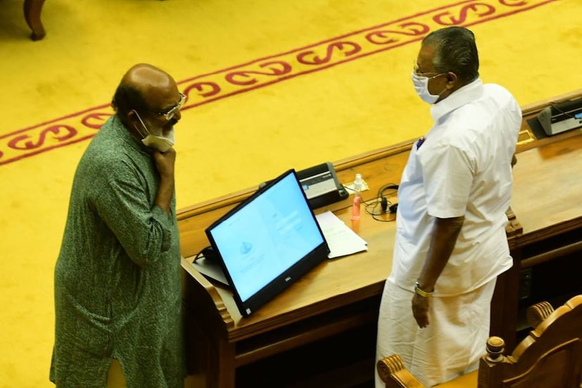  ബജറ്റ് അവതരണത്തിന് മുൻപ് ധനമന്ത്രി ടി എം തോമസ് ഐസക്കും മുഖ്യമന്ത്രിയും സംഭാഷണത്തിൽ