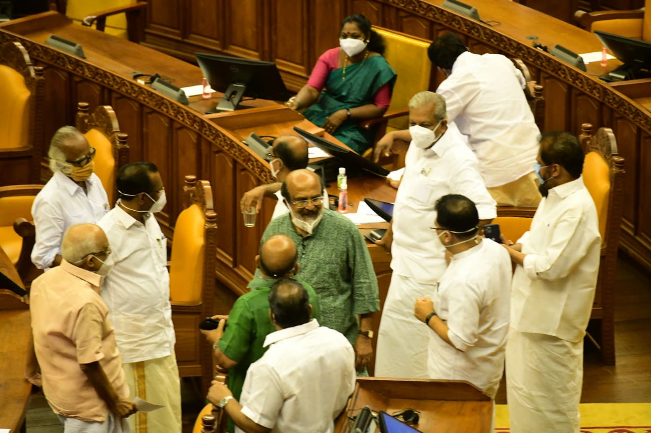  ബജറ്റ് അവതരണത്തിന് മുൻപ് ധനമന്ത്രി തോമസ് ഐസക് ഭരണപക്ഷത്തെ ജനപ്രതിനിധികളുമായി സംസാരിക്കുന്നു.