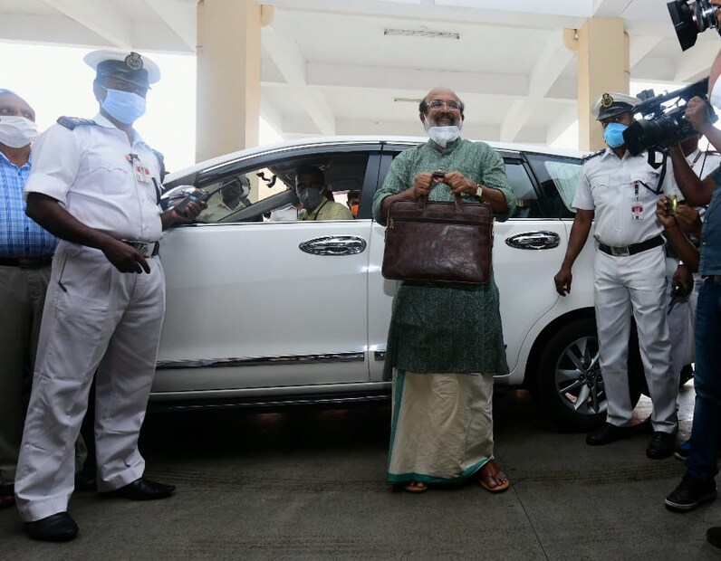  ധനമന്ത്രി ടി എം തോമസ് ഐസക് ബജറ്റ് അടങ്ങിയ സ്യൂട്ട്കേസുമായി നിയമസഭയിലെത്തിയപ്പോൾ