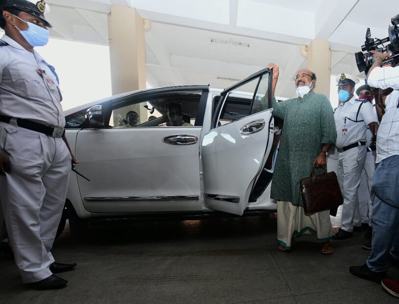  ധനമന്ത്രി ടി എം തോമസ് ഐസക് ബജറ്റ് അടങ്ങിയ സ്യൂട്ട്കേസുമായി നിയമസഭയിലെത്തിയപ്പോൾ