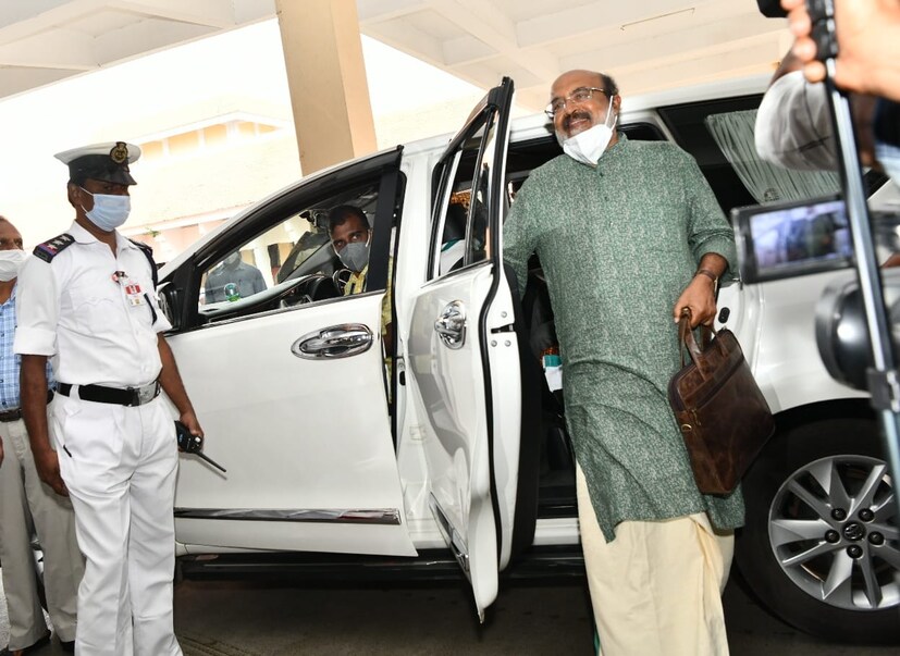  ധനമന്ത്രി ടി എം തോമസ് ഐസക് ബജറ്റ് അടങ്ങിയ സ്യൂട്ട്കേസുമായി നിയമസഭയിലെത്തിയപ്പോൾ