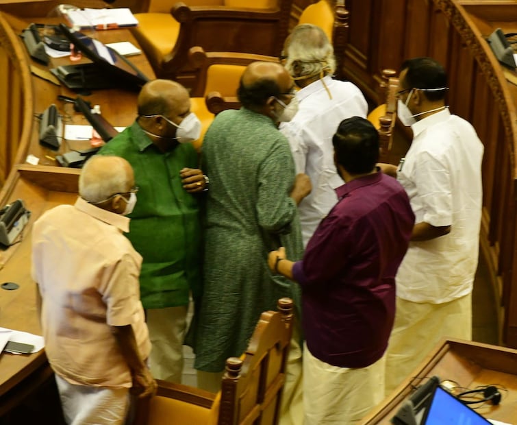  ഭരണപക്ഷ ബെഞ്ചിൽ അംഗങ്ങളുമായി സംസാരിക്കുന്ന ധനമന്ത്രി