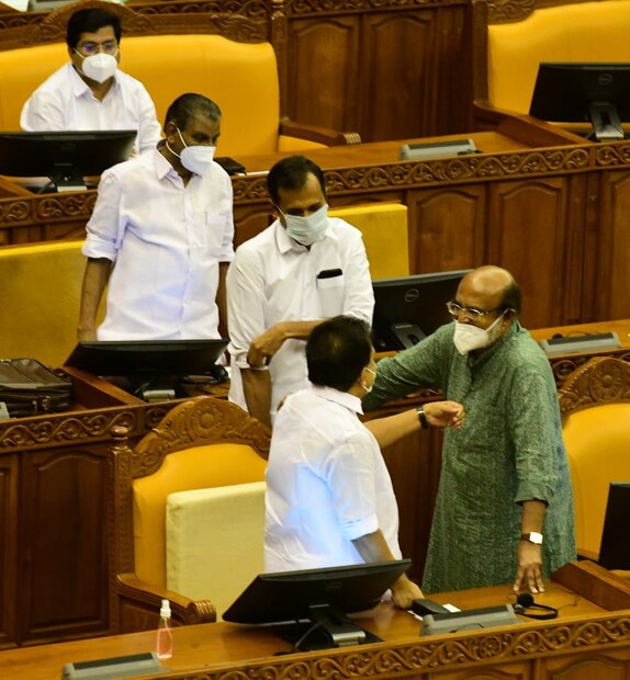  പ്രതിപക്ഷ നേതാവുമായി ധനമന്ത്രി ചെറുസംഭാഷണത്തിൽ.