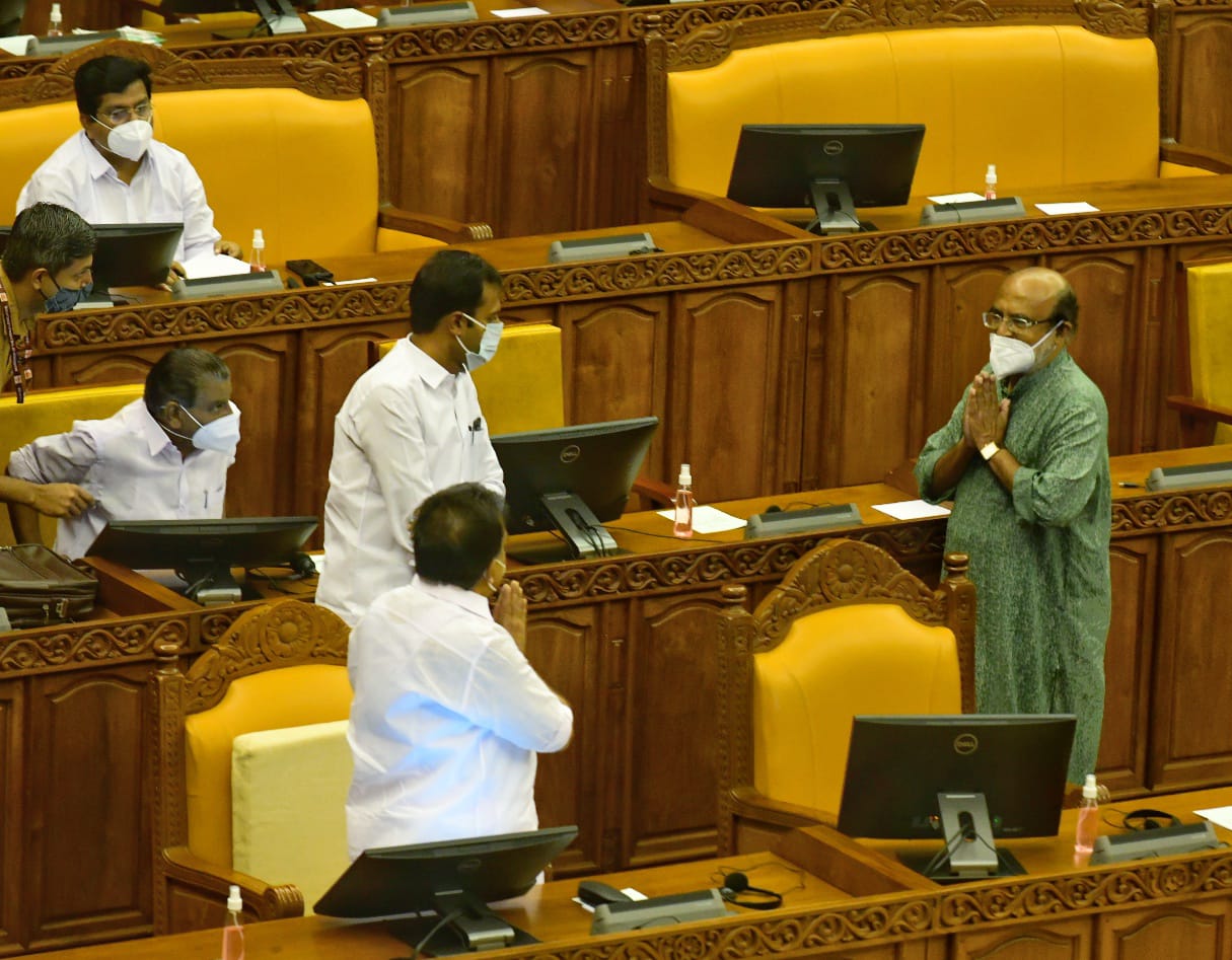  ബജറ്റ് അവതരണത്തിന് മുൻപ് പ്രതിപക്ഷ നേതാവ് രമേശ് ചെന്നിത്തലയെ കാണുന്ന ധനമന്ത്രി