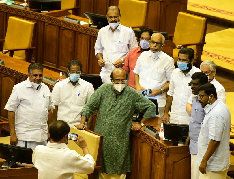  ഭരണപക്ഷ ബെഞ്ചിൽ അംഗങ്ങൾക്കൊപ്പം ഫോട്ടോയ്ക്ക് പോസ് ചെയ്യുന്നു.