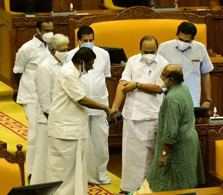  പ്രതിപക്ഷ അംഗങ്ങളായ പിജെ ജോസഫുമായും വി ഡി സതീശനുമായും ധനമന്ത്രി നർമസല്ലാപത്തിൽ.