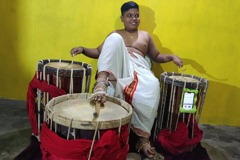  തിരുവനന്തപുരം: തെക്കൻ തായമ്പക എന്ന ശാസ്ത്രീയ ചെണ്ടമേളത്തിലൂടെ അത്ഭുതം സൃഷ്ടിച്ച് തിരുവനന്തപുരത്തെ ഒരു എട്ടാം ക്ലാസുകാരൻ. വെറും രണ്ടു മാസത്തെ പരിശീലനം കൊണ്ടാണ് വട്ടപ്പാറ സ്വദേശിയായ ശ്രീരാഗ് ഏഷ്യൻ ബുക്ക് ഓഫ് റെക്കോർഡ്സും ഇന്ത്യൻ ബുക്ക് ഓഫ് റെക്കോർഡ്സ് നേട്ടവും കൈവരിച്ചത്. നിലവിൽ ഗിന്നസ് നേട്ടത്തിലേക്കുള്ള പ്രയാണത്തിലാണ് ശ്രീരാഗ്.
