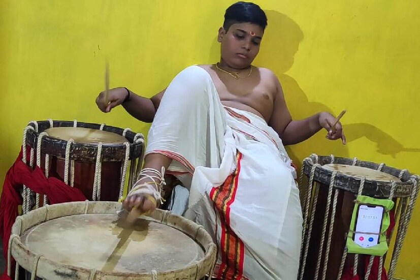  വലതുകാൽ വീക്ക് ചെണ്ടയിലും, ഇടതു കാൽ ഇലതാളത്തിലും, ഇടതുകൈ ഇടൻ തല ചെണ്ടയിലും, വലതുകൈ ചെണ്ടയിലുമായാണ് ശ്രീരാഗ് തായമ്പക അവതരിപ്പിക്കുന്നത്. വലിയ ശാരീരിക അധ്വാനം വേണ്ടിവരുന്ന തെക്കൻ തായമ്പകയുടെ പരിശീലനം ശ്രീരാഗ് രണ്ടുമാസം മുമ്പാണ് ആരംഭിച്ചത്.