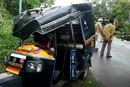 വർക്കലയിൽ ഓട്ടോറിക്ഷയ്ക്ക് മുകളിലേക്ക് മരം വീണ് ഡ്രൈവർ മരിച്ചു വർക്കലയിൽ ഓട്ടോറിക്ഷയ്ക്ക് മുകളിലേക്ക് മരം വീണ് ഡ്രൈവർ മരിച്ചു