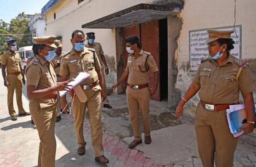  ചെന്നൈ: തൂത്തുക്കുടിയില്‍ എസ്.ഐ.യെ ലോറിയിടിപ്പിച്ച് കൊലപ്പെടുത്തി. എറൽ പൊലീസ് സ്റ്റേഷനിലെ സബ് ഇൻസ്പെക്ടർ ബാലു(55) ആണ് കൊല്ലപ്പെട്ടത്. പരുക്കേറ്റ കോണ്‍സ്റ്റബിള്‍ പൊന്‍സുബ്ബയ്യയെ ആശുപത്രിയില്‍ പ്രവേശിപ്പിച്ചു. തൂത്തുക്കുടി കെര്‍ക്കെ ജങ്ഷനില്‍ തിങ്കളാഴ്ച പുലര്‍ച്ചെ ഒരു മണിയോടെ ആയിരുന്നു സംഭവം.