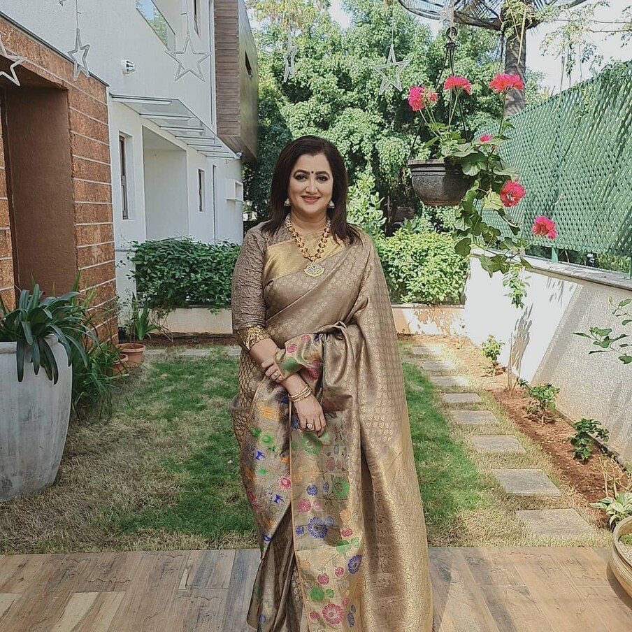  തെന്നിന്ത്യയിലെ മുതിര്‍ന്ന നടന്‍ എന്നതിലുപരി കര്‍ണാടകത്തിലെ രാഷ്ട്രീയ പ്രവര്‍ത്തകനായിരുന്നു സുമലതയുടെ ഭര്‍ത്താവായ അംബരീഷ്. 2018 നവംബറിലായിരുന്നു ഹൃദയാഘാതത്തെ തുടര്‍ന്ന് താരം അന്തരിച്ചത്. 1984 പുറത്തിറങ്ങിയ അഹൂതി എന്ന കന്നഡ സിനിമയിലൂടെയായിരുന്നു അംബരീഷും സുമലതയും ആദ്യമായി ഒന്നിച്ചഭിനയിക്കുന്നത്. അന്ന് സിനിമയില്‍ തിളങ്ങി നില്‍ക്കുന്ന നായകനായിരുന്നു അംബരീഷ്. എന്നാല്‍ സുമലത അന്ന് കന്നഡ സിനിമയ്ക്ക് പുതുമുഖ നടി ആയിരുന്നു.