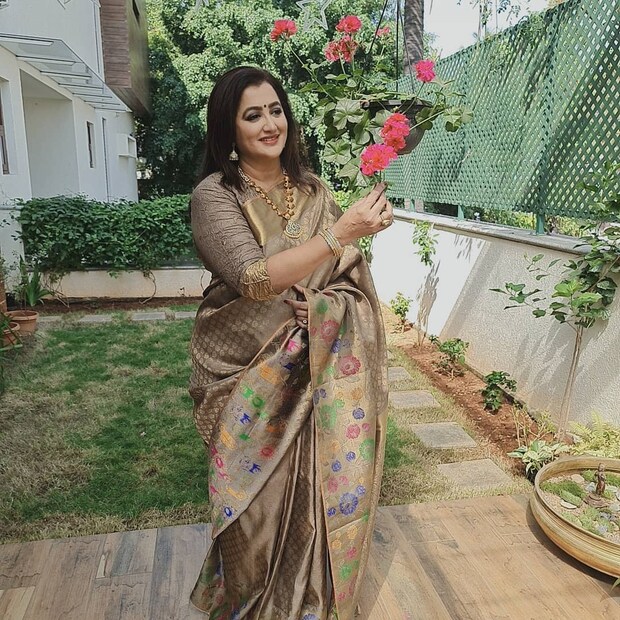 Sumalatha Ambareesh, Abhishek Ambareesh, Sumalatha Latest Photoshoot, Sumalath penned an letter, ಸುಮಲತಾ ಅಂಬರೀಷ್​, ಫೋಟೋಶೂಟ್​ನಲ್ಲಿ ಸುಮಲತಾ ಅಂಬರೀಷ್​, emotional letter from sumalatha, Ambareesh, Ambareesh death anniversary, Ambareesh death date, Rebel star ambareesh, rebel star ambarish, ambareesh date of birth, Sumalatha ambareesh, Abhishek Ambareesh, Darshan, D Boss Darshan, Darshan tweet on ambareesh, ಅಂಬರೀಶ್, ಅಂಬರೀಶ್ ಪುಣ್ಯ ತಿಥಿ, ಸುಮಲತಾ ಅಂಬರೀಶ್, ಅಭಿಷೇಕ್​ ಅಂಬರೀಶ್, ದರ್ಶನ್​, ಅಂಬಿ ಸಮಾದಿ, ರೆಬೆಲ್​ ಸ್ಟಾರ್​ ಅಂಬರೀಶ್, ಸುಮಲತಾ ಬರೆದ ಪತ್ರ, ಭಾವುಕರಾಗಿ ಅಂಬಿಗಾಗಿ ಪತ್ರ ಬರೆದ ಸುಮಲತಾ