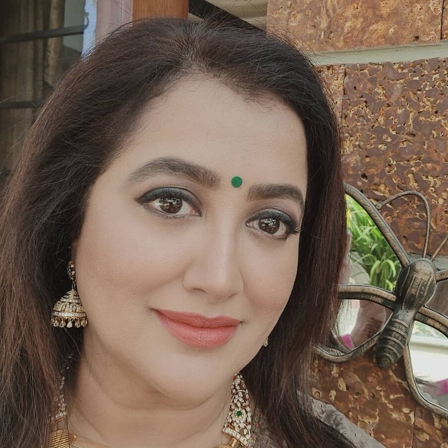  നടി  സുമലത.