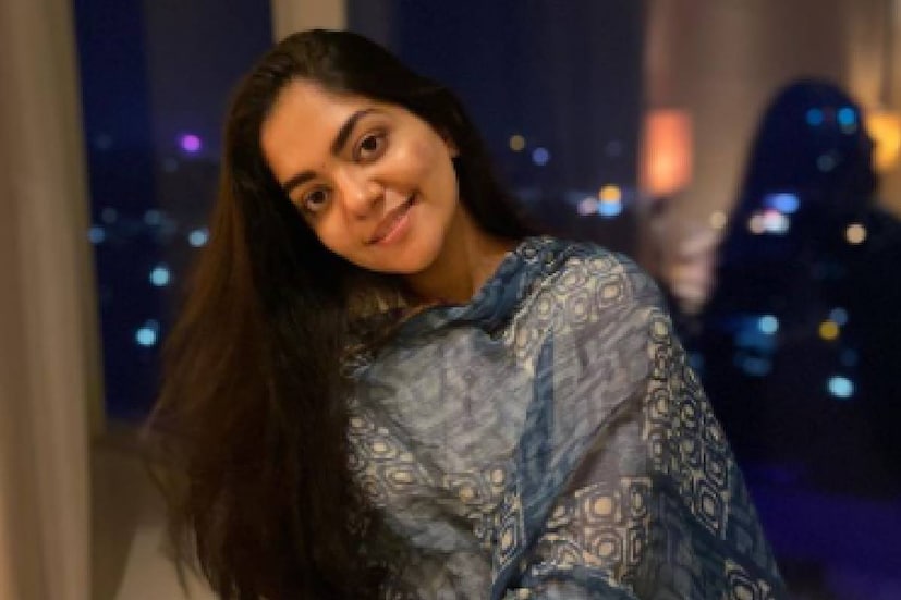  ഫെബ്രുവരി 14ന് മോഹൻലാൽ അവതാരകനായ ബിഗ് ബോസ് സീസൺ 3 മലയാളത്തിൽ ആരംഭിക്കും. ചെന്നൈയിൽ ആണ് ബിഗ് ബോസ് വീട് ഇക്കുറിയും ഒരുങ്ങുക. എന്നാൽ തന്റെ പേര് ഇതിലേക്ക് ഉൾപ്പെടുത്തുന്നത് വ്യാജമെന്ന് അഹാന പ്രതികരിച്ചു. ഇൻസ്റ്റഗ്രാമിലാണ് അഹാന ഇതേക്കുറിച്ച് പറഞ്ഞത്. ഇപ്പോൾ വിശദീകരണം നൽകാനുള്ള കാരണവും അഹാന വ്യക്തമാക്കുന്നു (തുടർന്ന് വായിക്കുക)