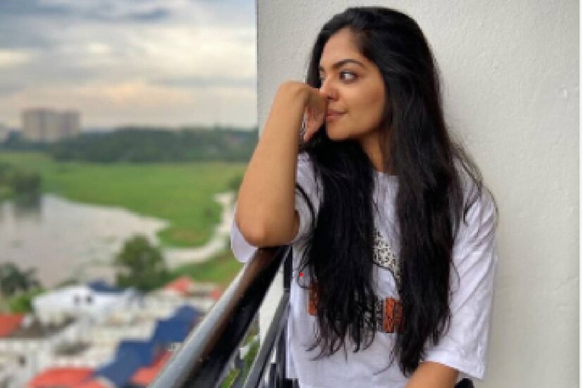  പല പ്രമുഖരും ഇപ്പോൾ തന്നോട് ബിഗ് ബോസിൽ മത്സരിക്കുന്നുണ്ടോ എന്ന ചോദ്യം ഉയർത്തിയതിനെ തുടർന്നാണ് അഹാന വിശദീകരണവുമായി എത്തിയത്. തന്റെ വീട് തന്നെ ഒരു മിനി ബിഗ് ബോസ് ആണെന്ന് അഹാന. ആ ഷോ താൻ കാണാറുമില്ല എന്നും അഹാന വ്യക്തമാക്കി