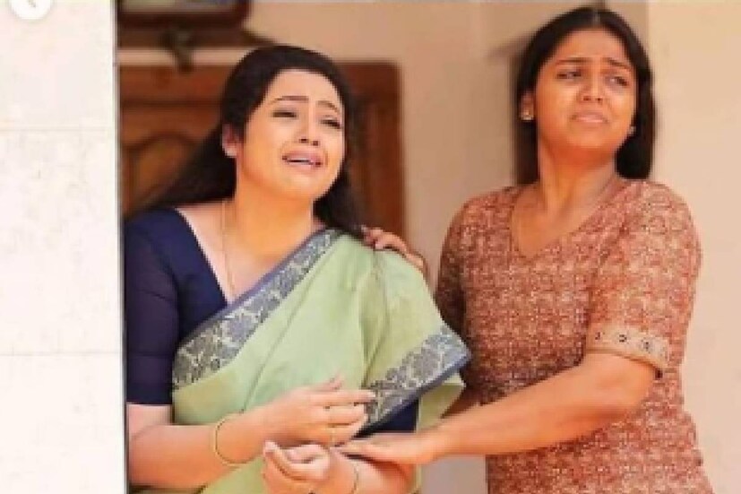  മാത്രവുമല്ല, ഭാര്യ ആനിയമ്മ ദുഃഖിതയായി കരയുന്ന രംഗവും ചിത്രങ്ങളിൽ ഉണ്ട്. 2020 സെപ്റ്റംബര്‍ 21നാണ് സിനിമയുടെ രണ്ടാം ഭാഗത്തിന്റെ ചിത്രീകരണം ആരംഭിച്ചത്. കർശനമായ കോവിഡ് നിയന്ത്രണങ്ങള്‍ പാലിച്ചായിരുന്നു ചിത്രീകരണം. സുരക്ഷാ മാനദണ്ഡങ്ങൾ പാലിച്ചു കൊണ്ട് ഷൂട്ട് ചെയ്ത പ്രധാന മലയാള ചിത്രങ്ങളിൽ ഒന്നായിരുന്നു ദൃശ്യം 2