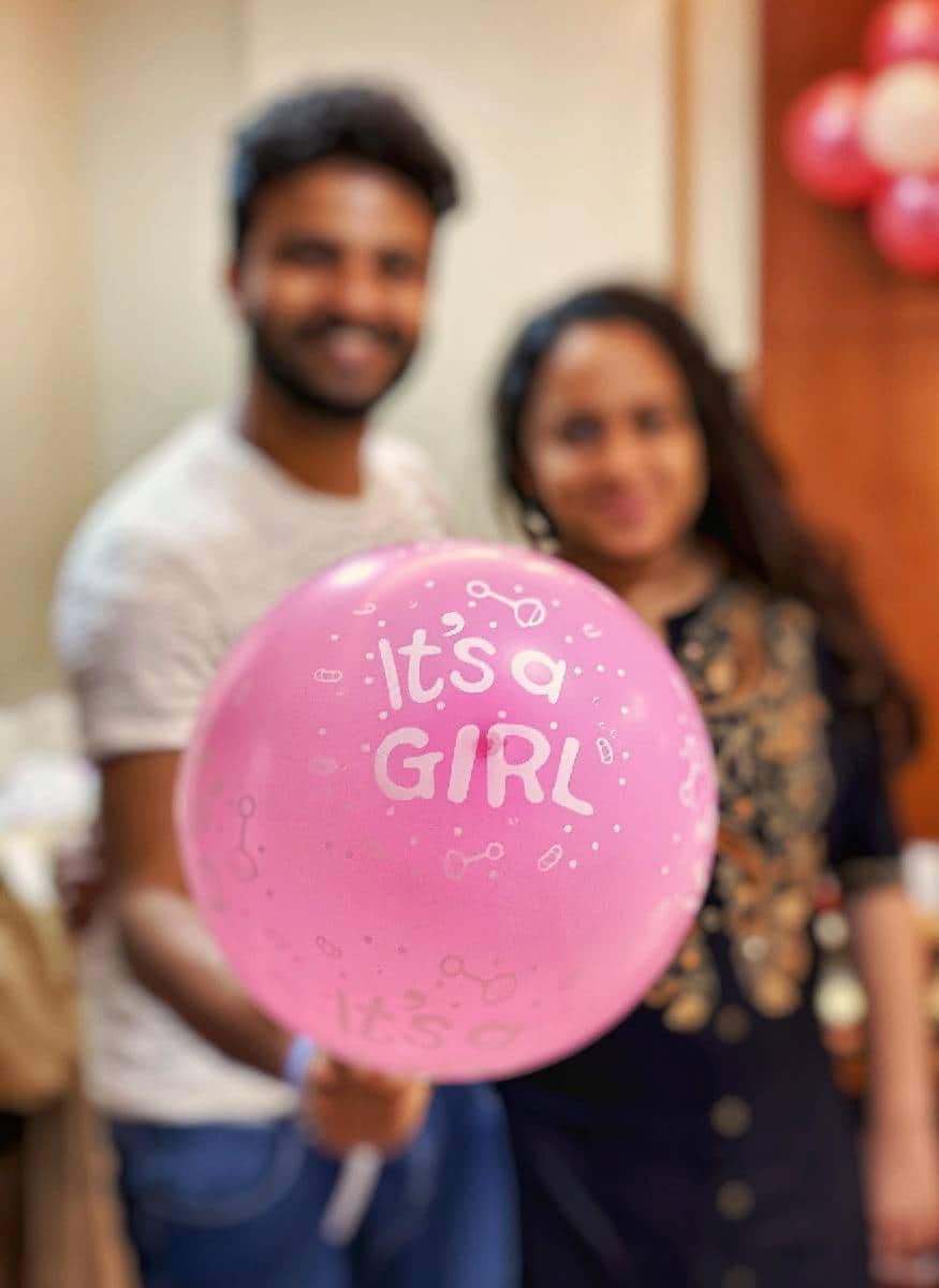 ആദ്യത്തെ കണ്മണി മകളാണ്. it's a girl എന്നെഴുതിയ ബലൂൺ പിടിച്ചുള്ള ദമ്പതികളുടെ ചിത്രമാണ് നീരജ് പോസ്റ്റ് ചെയ്തത് ആദ്യത്തെ കണ്മണി മകളാണ്. it's a girl എന്നെഴുതിയ ബലൂൺ പിടിച്ചുള്ള ദമ്പതികളുടെ ചിത്രമാണ് നീരജ് പോസ്റ്റ് ചെയ്തത്